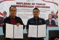 Ketua Umum PP HIKMAHBUDHI, Candra Aditya Nugraha (kanan), bersama Rektor Institut Nalanda, Dr. Sutrisno (kiri), menunjukkan dokumen Memorandum of Understanding (MoU) yang baru saja ditandatangani di Jakarta