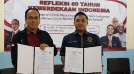 Ketua Umum PP HIKMAHBUDHI, Candra Aditya Nugraha (kanan), bersama Rektor Institut Nalanda, Dr. Sutrisno (kiri), menunjukkan dokumen Memorandum of Understanding (MoU) yang baru saja ditandatangani di Jakarta
