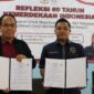 Ketua Umum PP HIKMAHBUDHI, Candra Aditya Nugraha (kanan), bersama Rektor Institut Nalanda, Dr. Sutrisno (kiri), menunjukkan dokumen Memorandum of Understanding (MoU) yang baru saja ditandatangani di Jakarta