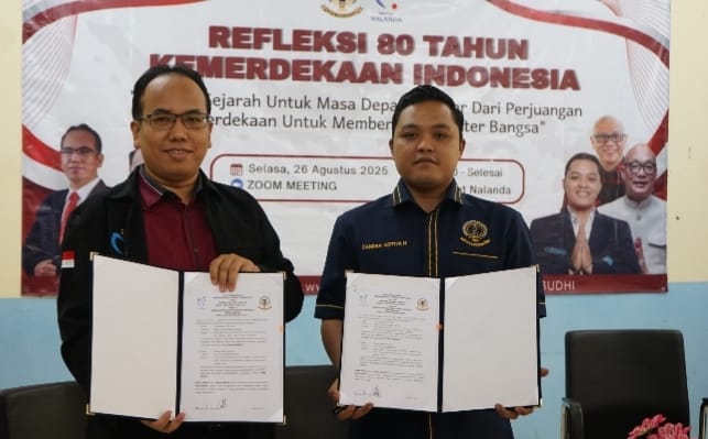 Ketua Umum PP HIKMAHBUDHI, Candra Aditya Nugraha (kanan), bersama Rektor Institut Nalanda, Dr. Sutrisno (kiri), menunjukkan dokumen Memorandum of Understanding (MoU) yang baru saja ditandatangani di Jakarta