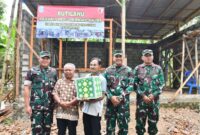 Danrem 081/DSJ Kolonel Arm Untoro Hariyanto bersama jajaran TNI dan perwakilan Pemprov Jawa Timur menyerahkan bantuan program Renovasi Rumah Tidak Layak Huni (Rutilahu) kepada Suryadi, warga Desa Pagutan, Kecamatan Arjosari, Pacitan.