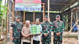 Danrem 081/DSJ Kolonel Arm Untoro Hariyanto bersama jajaran TNI dan perwakilan Pemprov Jawa Timur menyerahkan bantuan program Renovasi Rumah Tidak Layak Huni (Rutilahu) kepada Suryadi, warga Desa Pagutan, Kecamatan Arjosari, Pacitan.