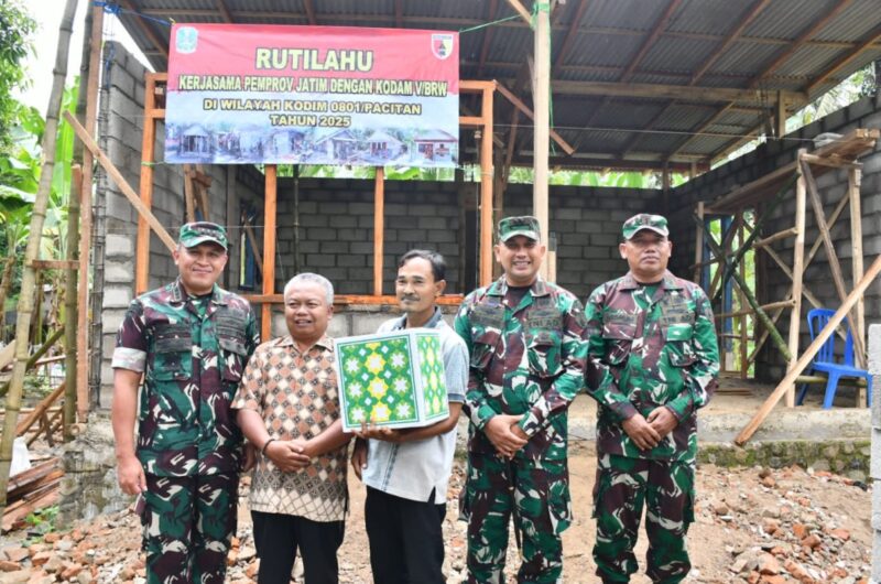 Danrem 081/DSJ Kolonel Arm Untoro Hariyanto bersama jajaran TNI dan perwakilan Pemprov Jawa Timur menyerahkan bantuan program Renovasi Rumah Tidak Layak Huni (Rutilahu) kepada Suryadi, warga Desa Pagutan, Kecamatan Arjosari, Pacitan.