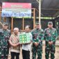 Danrem 081/DSJ Kolonel Arm Untoro Hariyanto bersama jajaran TNI dan perwakilan Pemprov Jawa Timur menyerahkan bantuan program Renovasi Rumah Tidak Layak Huni (Rutilahu) kepada Suryadi, warga Desa Pagutan, Kecamatan Arjosari, Pacitan.