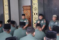 Dandim 0808/Blitar Letkol Inf Hendra Sukmana, M.Han memberikan sambutan dalam pengajian rutin bulan Agustus yang digelar di Masjid Al Ikhlas.