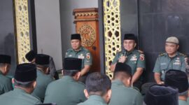 Dandim 0808/Blitar Letkol Inf Hendra Sukmana, M.Han memberikan sambutan dalam pengajian rutin bulan Agustus yang digelar di Masjid Al Ikhlas.