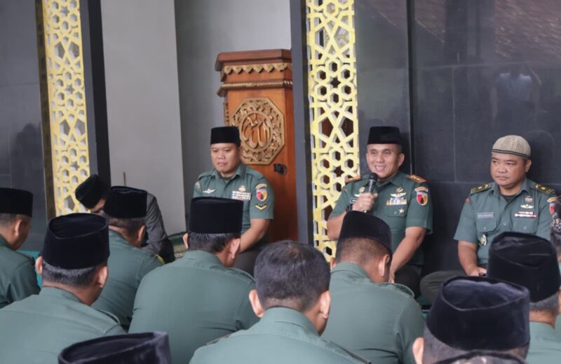 Dandim 0808/Blitar Letkol Inf Hendra Sukmana, M.Han memberikan sambutan dalam pengajian rutin bulan Agustus yang digelar di Masjid Al Ikhlas.