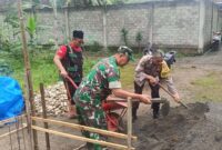 Suasana kebersamaan terlihat dalam kegiatan gotong royong renovasi rumah milik warga kurang mampu di Desa Sukowetan, Kecamatan Karangan, Kabupaten Trenggalek