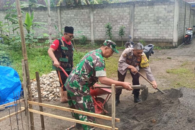 Suasana kebersamaan terlihat dalam kegiatan gotong royong renovasi rumah milik warga kurang mampu di Desa Sukowetan, Kecamatan Karangan, Kabupaten Trenggalek