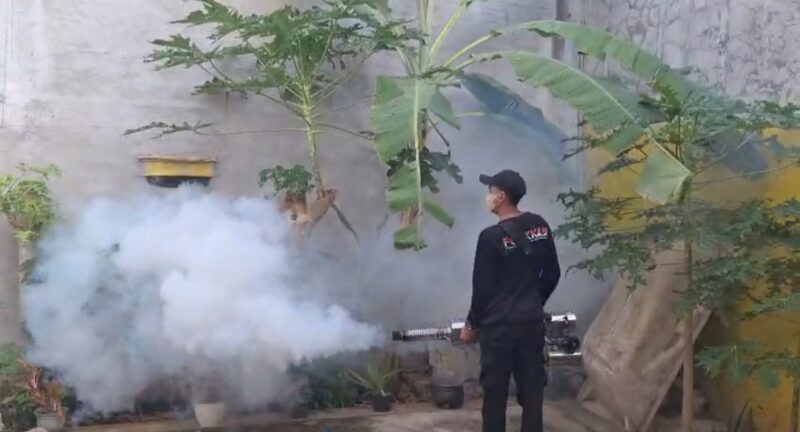 Forum Komunikasi Anak Betawi (FORKKABI) RW 04 Kelurahan Duri Kepa menggelar kegiatan fogging