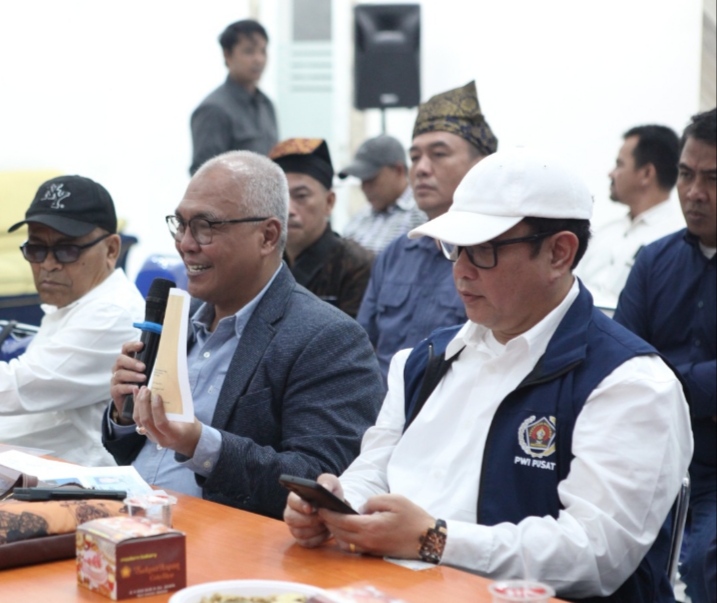 Duet Akhmad Munir dan Atal S. Depari menjadi paket pertama yang mendaftar