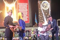 Foto: Tokoh Papua sekaligus pengusaha, Osea Petege, menerima PWI Jaya Awards 2025 pada kategori Pengusaha Papua, Advokasi Penyelamat Lingkungan dan Kesetaraan Melalui Media Massa.