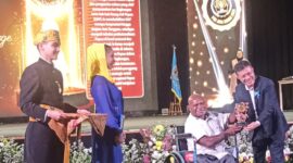 Foto: Tokoh Papua sekaligus pengusaha, Osea Petege, menerima PWI Jaya Awards 2025 pada kategori Pengusaha Papua, Advokasi Penyelamat Lingkungan dan Kesetaraan Melalui Media Massa.