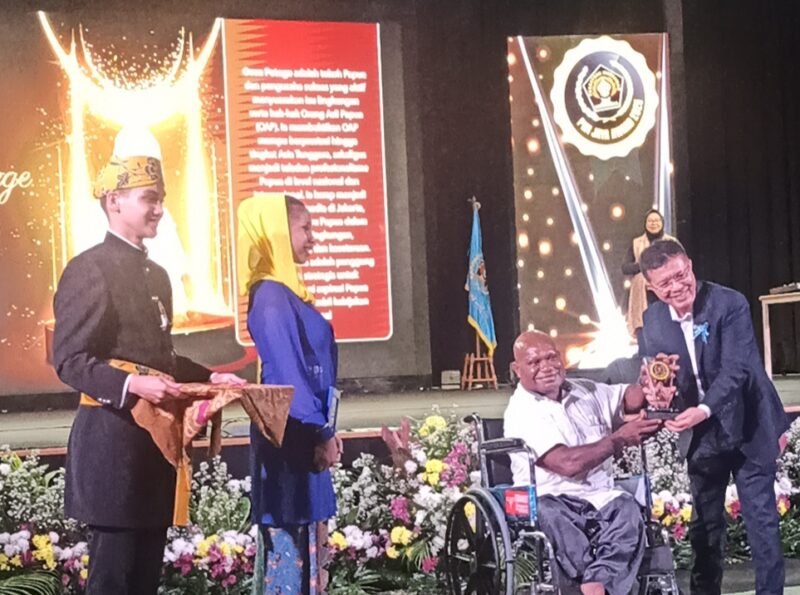 Foto: Tokoh Papua sekaligus pengusaha, Osea Petege, menerima PWI Jaya Awards 2025 pada kategori Pengusaha Papua, Advokasi Penyelamat Lingkungan dan Kesetaraan Melalui Media Massa.