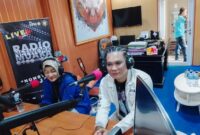 Foto: Indra Jingkrak dan Rara Angraeni saat Live On Air di Radio Muara, Jakarta Timur, Senin (4/8/2025). (Dok/Fhm/Okj)
