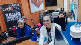 Foto: Indra Jingkrak dan Rara Angraeni saat Live On Air di Radio Muara, Jakarta Timur, Senin (4/8/2025). (Dok/Fhm/Okj)