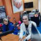 Foto: Indra Jingkrak dan Rara Angraeni saat Live On Air di Radio Muara, Jakarta Timur, Senin (4/8/2025). (Dok/Fhm/Okj)