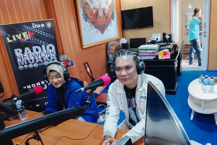 Foto: Indra Jingkrak dan Rara Angraeni saat Live On Air di Radio Muara, Jakarta Timur, Senin (4/8/2025). (Dok/Fhm/Okj)