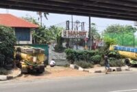 Foto: Tiga truk sedot tinja diduga membuang limbah domestik ke selokan di Jalan DI Panjaitan, Jaktim. Dinas Lingkungan Hidup (DLH) akan memberi sanksi. (ANTARA/Siti N)