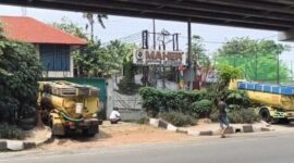 Foto: Tiga truk sedot tinja diduga membuang limbah domestik ke selokan di Jalan DI Panjaitan, Jaktim. Dinas Lingkungan Hidup (DLH) akan memberi sanksi. (ANTARA/Siti N)