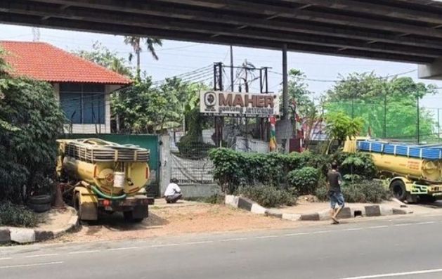Foto: Tiga truk sedot tinja diduga membuang limbah domestik ke selokan di Jalan DI Panjaitan, Jaktim. Dinas Lingkungan Hidup (DLH) akan memberi sanksi. (ANTARA/Siti N)