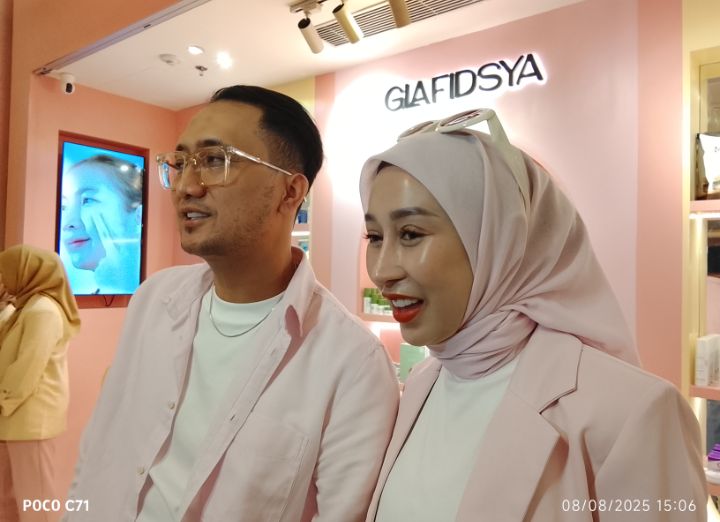Foto: Konferensi Pers Gerai Perdana Glafidsya, Brand Kecantikan Lokal yang digawangi oleh pasangan dokter, dr. Reza Gladys dan dr. Attaubah Mufid, di Mall Central Park, Jakarta Barat, (8/8). (Dok/Fhm/Okj)