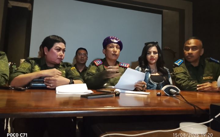 Foto: Barbie Kumalasari, Didampingi Ketua Umum Badan Bantuan Hukum DPP PEMBASMI Dekaligus Pengacara, M. Firdaus Oiwobo, S.H., & Partner. (Dok/Fhm/Okj)