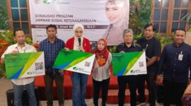 Foto: Arzeti Bilbina Beri Gratis Iuran BPJS Ketenagakerjaan ke Awak Media YPJI. (Dok-Istimewa)
