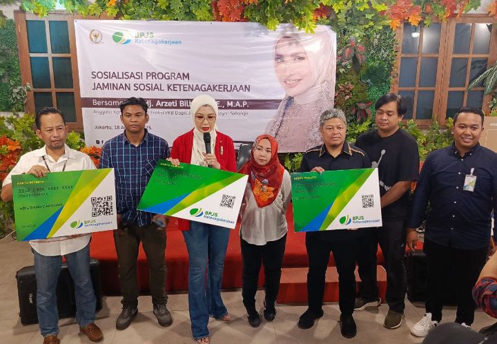 Foto: Arzeti Bilbina Beri Gratis Iuran BPJS Ketenagakerjaan ke Awak Media YPJI. (Dok-Istimewa)