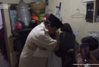 Foto: Presiden RI Prabowo Subianto melayat ke rumah duka almarhum Affan Kurniawan, Jumat (29/8/2025) malam. Affan merupakan pengemudi ojek online yang meninggal setelah ditabrak kendaraan taktis (rantis) Brimob pada aksi demonstrasi ricuh. (Dok-YouTube Sekretariat Presiden)