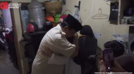 Foto: Presiden RI Prabowo Subianto melayat ke rumah duka almarhum Affan Kurniawan, Jumat (29/8/2025) malam. Affan merupakan pengemudi ojek online yang meninggal setelah ditabrak kendaraan taktis (rantis) Brimob pada aksi demonstrasi ricuh. (Dok-YouTube Sekretariat Presiden)