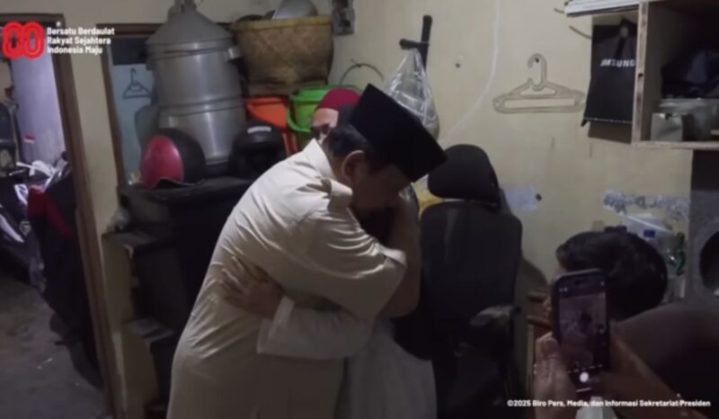 Foto: Presiden RI Prabowo Subianto melayat ke rumah duka almarhum Affan Kurniawan, Jumat (29/8/2025) malam. Affan merupakan pengemudi ojek online yang meninggal setelah ditabrak kendaraan taktis (rantis) Brimob pada aksi demonstrasi ricuh. (Dok-YouTube Sekretariat Presiden)
