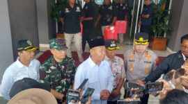 Bupati Tulungagung, Gatut Sunu Wibowo, bersama jajaran Forkopimda Tulungagung memberikan keterangan pers usai pelaksanaan Apel Kebangsaan Jaga Indonesia, Jogo Tulungagung di halaman Kantor Bupati
