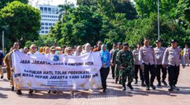 Foto: Warga bersama jajaran TNI, Polri, dan aparatur pemerintah Kecamatan Menteng menggelar Deklarasi Damai Jaga Jakarta di Tugu Proklamasi, Jakarta Pusat