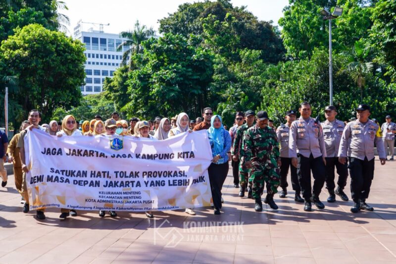 Foto: Warga bersama jajaran TNI, Polri, dan aparatur pemerintah Kecamatan Menteng menggelar Deklarasi Damai Jaga Jakarta di Tugu Proklamasi, Jakarta Pusat