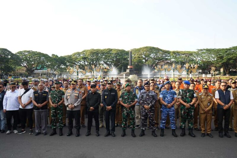 Foto: Forkopimda Kota Malang bersama jajaran TNI, Polri, tokoh masyarakat, dan elemen terkait mengikuti Apel Siaga dan Patroli Cipta Kondisi di halaman depan Balai Kota Malang