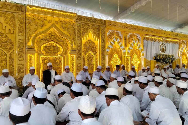 Ribuan jamaah berpakaian serba putih memadati Pendapa Manggala Praja Nugraha, Trenggalek, Sabtu (6/9/2025).