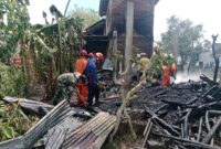 Babinsa dan Damkar Trenggalek Berjibaku Padamkan Api di Dapur Rumah Warga Kerjo