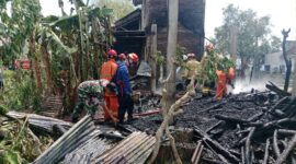 Babinsa dan Damkar Trenggalek Berjibaku Padamkan Api di Dapur Rumah Warga Kerjo