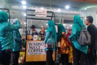 Foto: Sejumlah pengunjung tampak antusias membeli kopi di stan Warko Ma’Ci Coffee dalam gelaran Bazar Kewirausahaan Terpadu PKK Expo 2025 di Balaikota Jakarta.