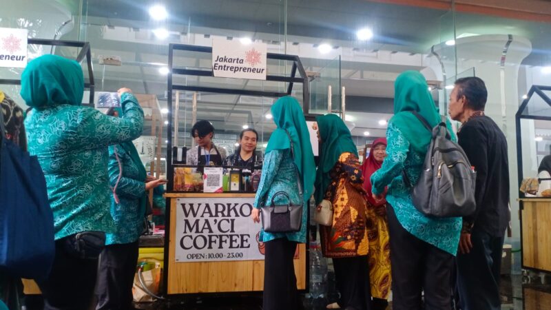 Foto: Sejumlah pengunjung tampak antusias membeli kopi di stan Warko Ma’Ci Coffee dalam gelaran Bazar Kewirausahaan Terpadu PKK Expo 2025 di Balaikota Jakarta.
