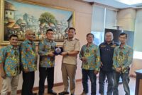 Kepala Kantor ATR/BPN Jakarta Pusat, Firman Ariefiansyah Singagerda (keempat dari kiri), menerima cendera mata dari Ketua Pokja PWI Wali Kota Jakarta Pusat, Helmi AR.