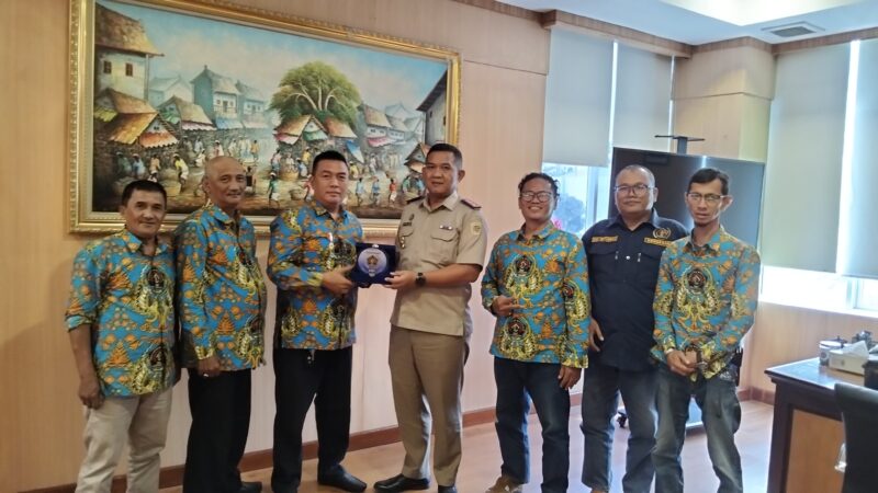 Kepala Kantor ATR/BPN Jakarta Pusat, Firman Ariefiansyah Singagerda (keempat dari kiri), menerima cendera mata dari Ketua Pokja PWI Wali Kota Jakarta Pusat, Helmi AR.