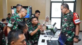 Foto: Sejumlah perwira Korem 081/DSJ tengah berdiskusi serius dalam pelaksanaan Latihan Posko I di Ruang Command Center Supriyadi, Makorem 081/DSJ, Madiun, Selasa (9/9/2025). 