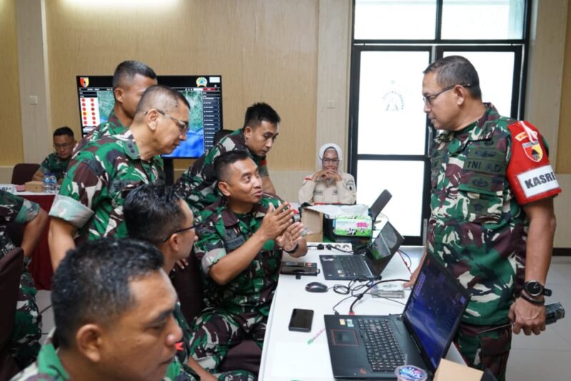 Foto: Sejumlah perwira Korem 081/DSJ tengah berdiskusi serius dalam pelaksanaan Latihan Posko I di Ruang Command Center Supriyadi, Makorem 081/DSJ, Madiun, Selasa (9/9/2025). 