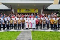 Foto: Para perwira rohani Katolik TNI-Polri bersama Uskup TNI-Polri Ignatius Kardinal Suharyo dan Uskup Agung Semarang Mgr. Robertus Rubiyatmoko berfoto bersama usai perayaan Misa pembukaan Retret, Temu Rohani, dan Ziarah OCI di Sanjaya Pastoral Center, Muntilan, Jawa Tengah