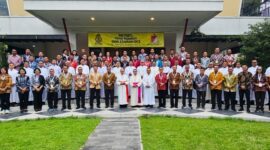 Foto: Para perwira rohani Katolik TNI-Polri bersama Uskup TNI-Polri Ignatius Kardinal Suharyo dan Uskup Agung Semarang Mgr. Robertus Rubiyatmoko berfoto bersama usai perayaan Misa pembukaan Retret, Temu Rohani, dan Ziarah OCI di Sanjaya Pastoral Center, Muntilan, Jawa Tengah