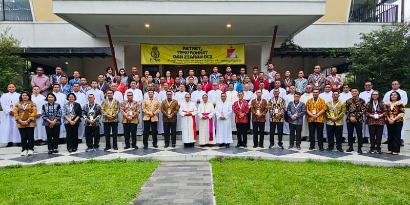 Foto: Para perwira rohani Katolik TNI-Polri bersama Uskup TNI-Polri Ignatius Kardinal Suharyo dan Uskup Agung Semarang Mgr. Robertus Rubiyatmoko berfoto bersama usai perayaan Misa pembukaan Retret, Temu Rohani, dan Ziarah OCI di Sanjaya Pastoral Center, Muntilan, Jawa Tengah