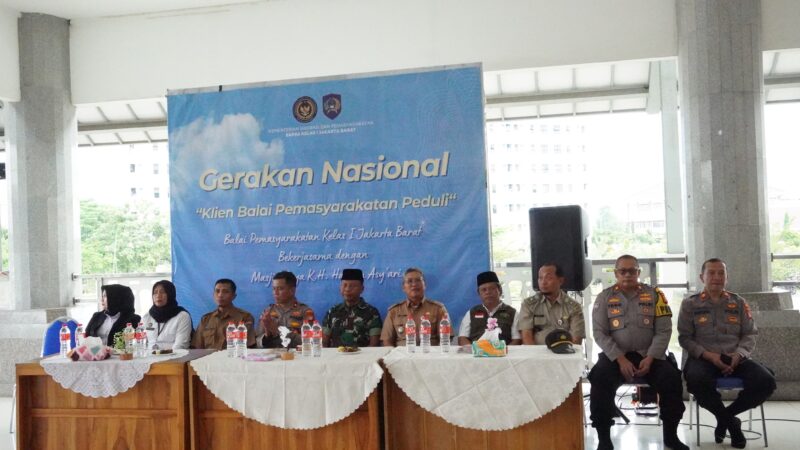Sejumlah pejabat dan tokoh masyarakat menghadiri kegiatan Gerakan Nasional “Klien Balai Pemasyarakatan Peduli” yang digelar Balai Pemasyarakatan (Bapas) Kelas I Jakarta Barat di Masjid Raya KH. Hasyim Asy’ari, Kalideres, Jakarta Barat, Selasa (9/9/2025).
