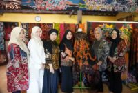 Foto: Ketua Persit KCK Koorcab Rem 081 PD V/Brawijaya Ny. Frieda Untoro (tengah) bersama rombongan saat mengunjungi Galeri Batik Banaran di Desa Banaran.